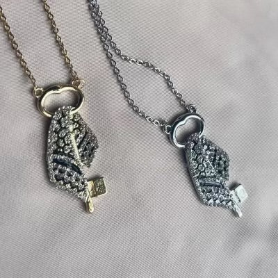 Kufiya Shape Pendant Necklace